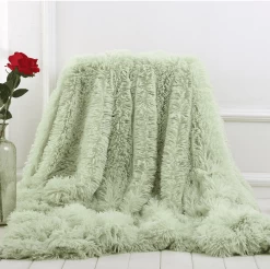 Plaid Cocooning En Fausse Fourrure Uni -Confort Paradis Plaid chaud vert